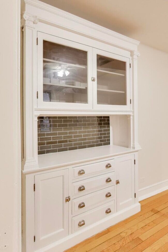 Building Photo - 4002 N Hermitage Ave