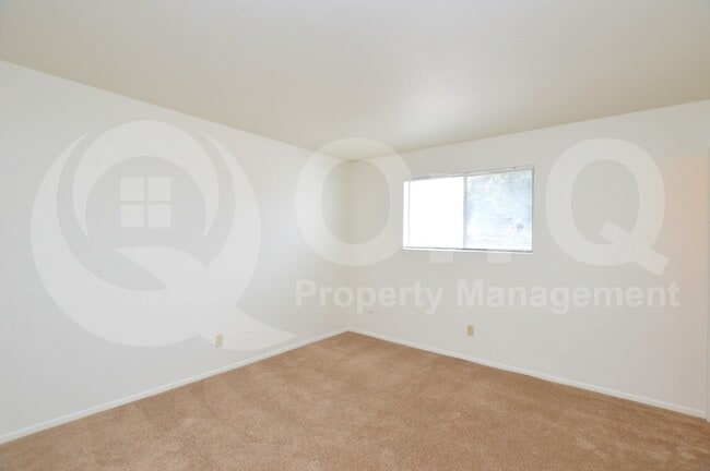 Building Photo - 713 E Campus Dr