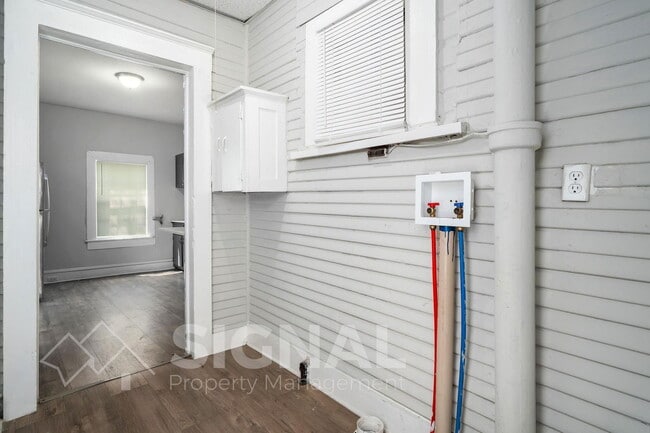 Building Photo - 625 5th Way