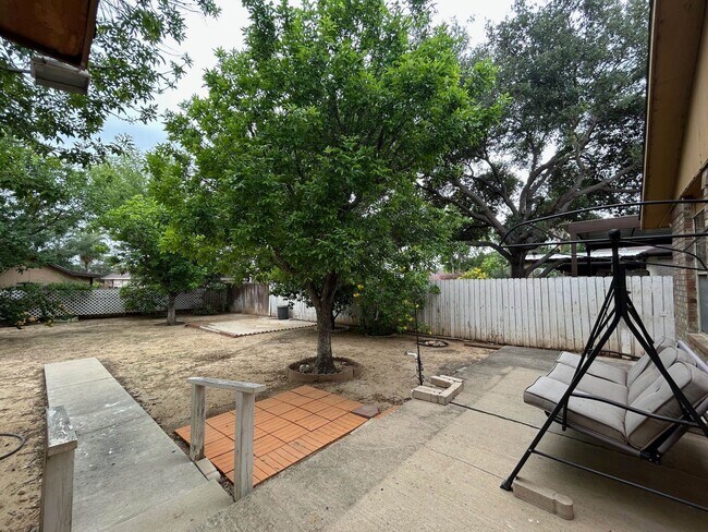 Building Photo - 126 Knoll Ave
