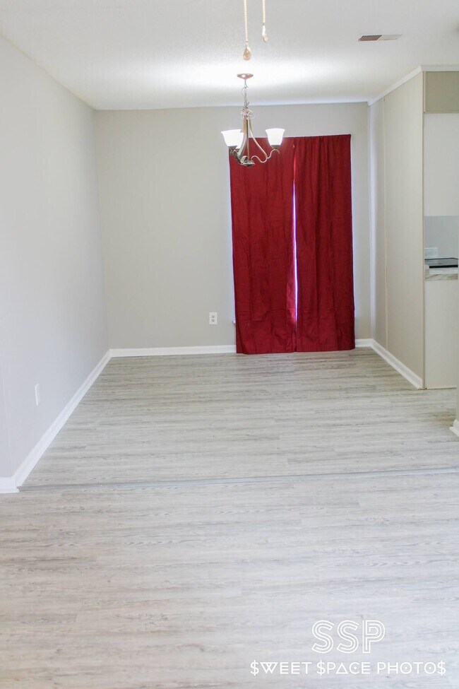 Building Photo - Travis