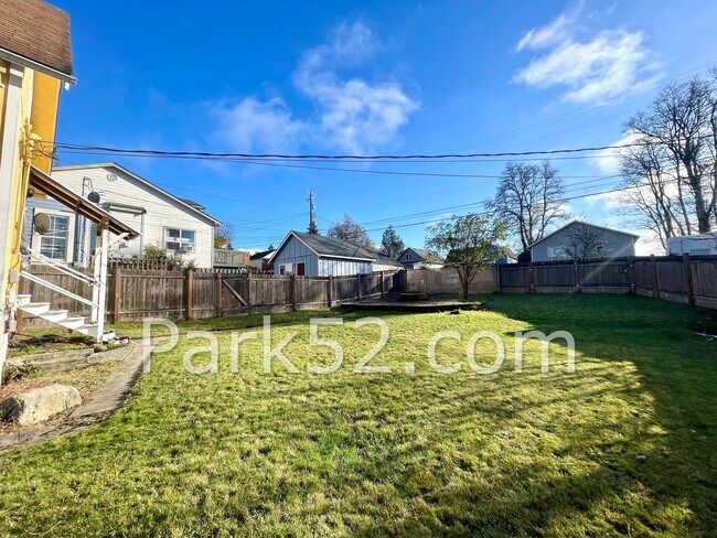 Building Photo - 3 Bedroom Tacoma Single Family Home- Pet Friendly!