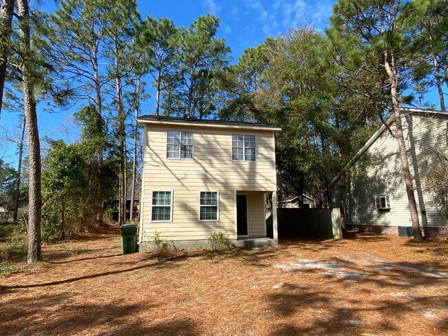 Building Photo - Student Friendly Home 208 Hillsdale Drive