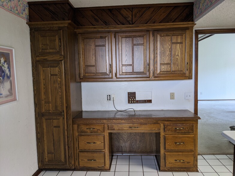 Breakfast area with desk area - 205 N Easy St