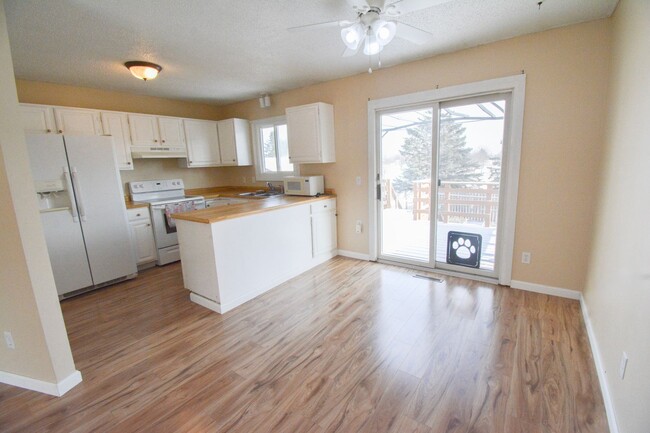 Building Photo - Charming Split-Level 2-Bedroom, 1.5-Bath H...