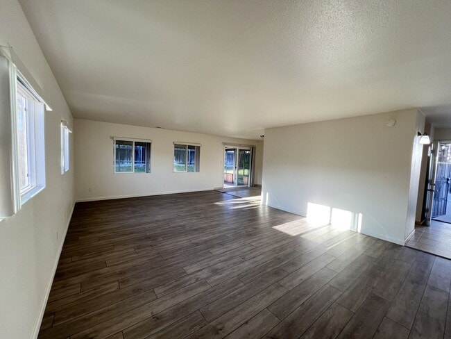 Building Photo - Amazing 4 Bedroom in the Heart of SD!