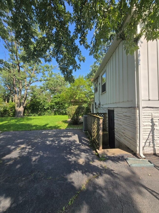 Building Photo - 1847 Reichert Ave