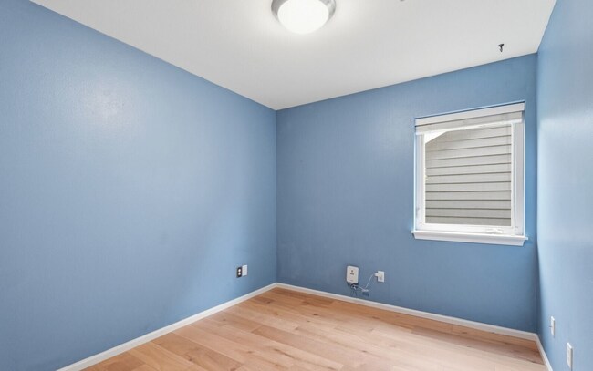 Building Photo - North Admiral 2BR Condo w/ Balcony & View! Won't Last Long!!