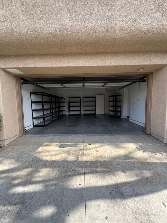 Building Photo - Spacious Tustin Condo with Private Patio