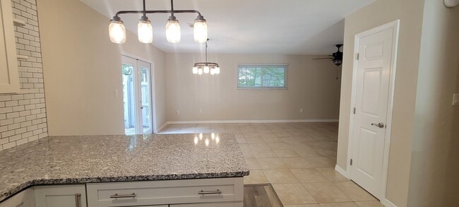 Building Photo - Charming 3/3 Condo