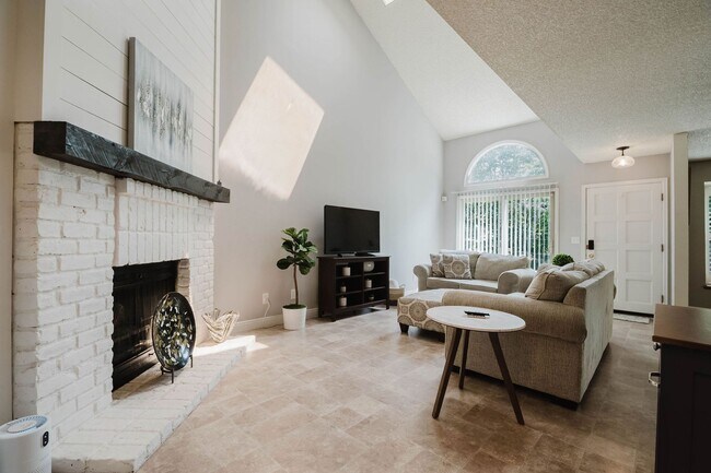 Building Photo - Gorgeous 3 Bed / 4 Bath Townhome in Centen...