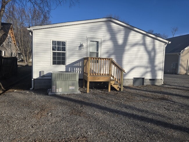 Building Photo - 223 E Park Ave