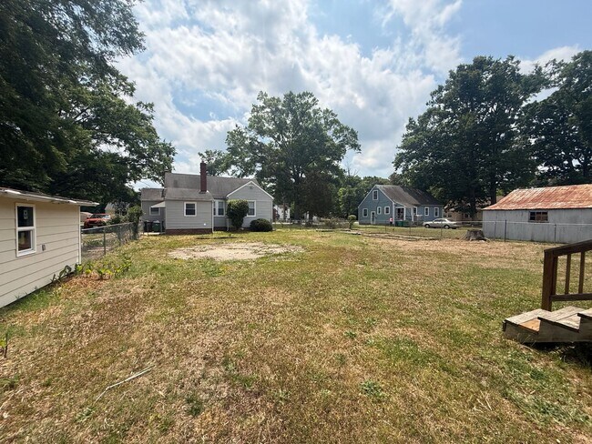 Building Photo - 2-bedroom 1 bathroom Cottage on a large lot with 2 large storage building on site