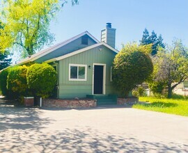 Building Photo - 3 Bedroom House, Available Now!