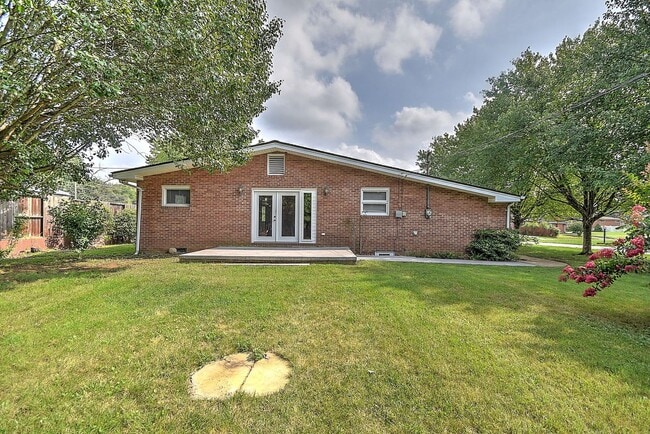 Building Photo - 1808 Sherwood Pl