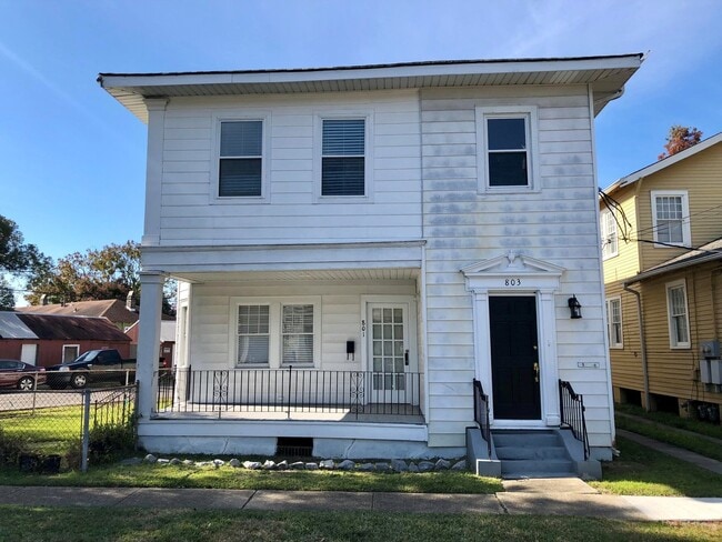 Building Photo - 2BD/1BA w/ Sun Room only Blocks from Bayou...