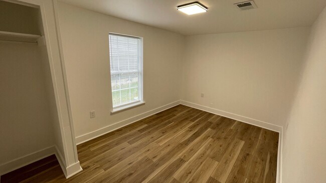 Building Photo - Fully renovated 3 bedroom, 2 bath home. Available now for $1395/month