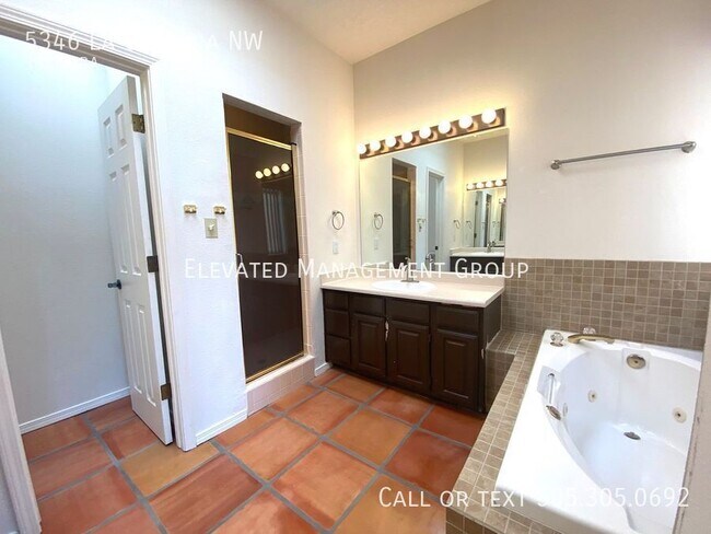 Building Photo - 5346 La Colonia Dr NW