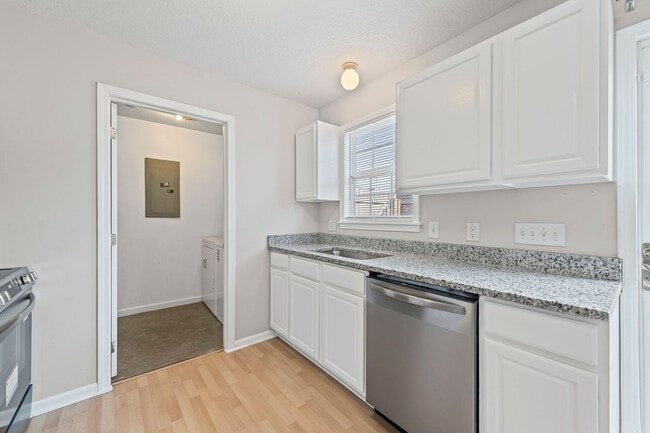 Building Photo - Cute Two Bedroom Home
