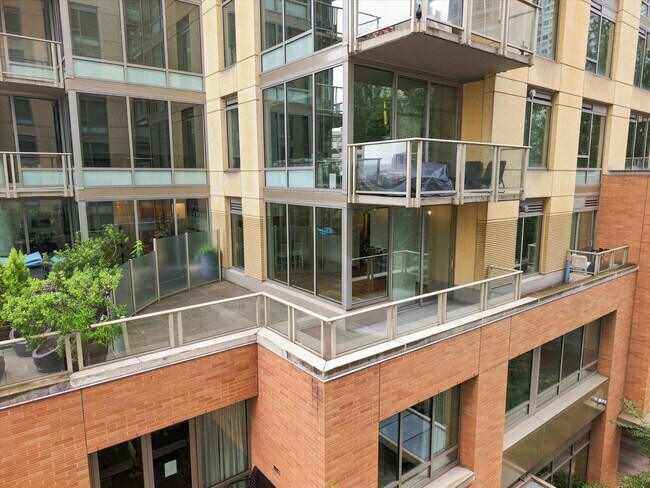 Building Photo - 910 Lenora St