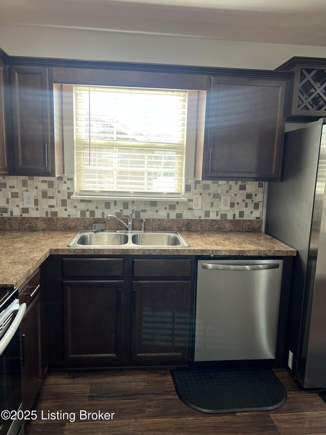 Building Photo - 220 Meadowcrest Dr