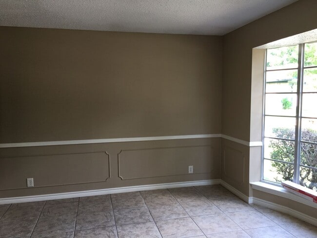 Building Photo - 3/2/2 Fenced Yard and Pet Friendly