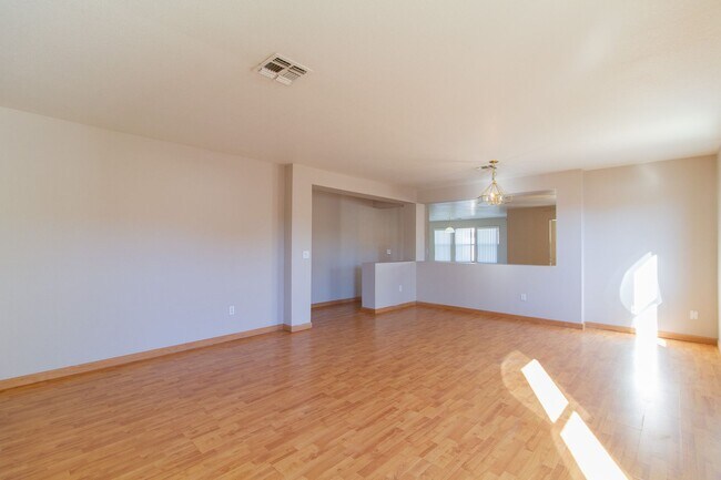 Building Photo - Wonderful property on corner lot!!