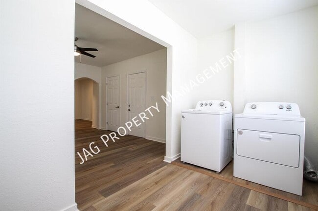 Building Photo - 2892 College St