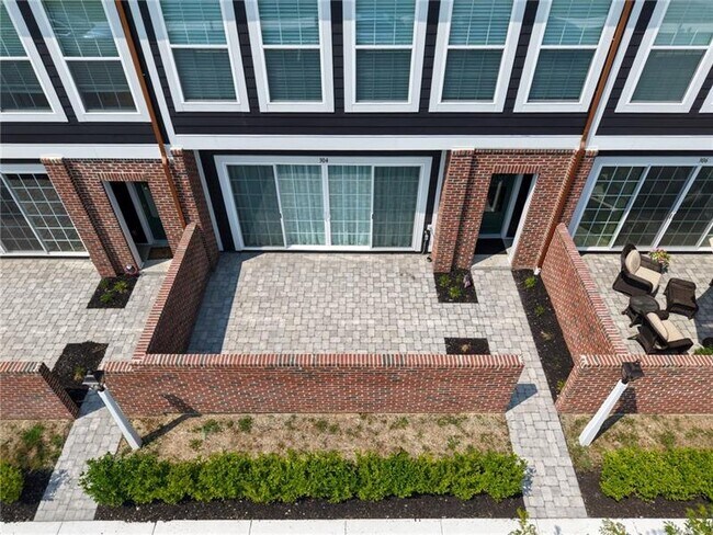 Building Photo - 304 Highbridge Ln