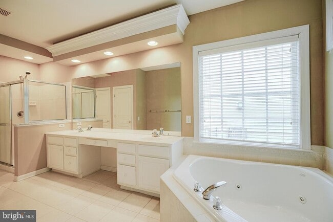 Building Photo - 15 Ridings Way