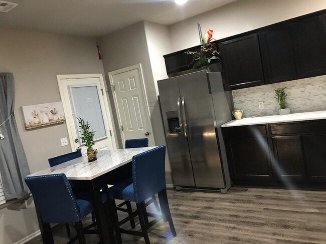 Building Photo - 10233 Hidden Village Dr