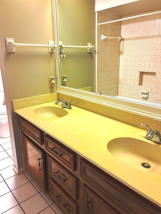 Building Photo - 15502 Rio Plaza Dr