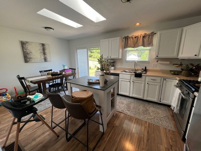 Building Photo - Convenient Location!!