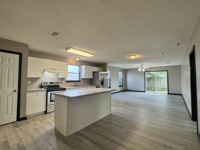 Building Photo - 322 Apple Dr