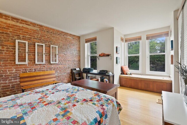 Building Photo - 1126 G St NE