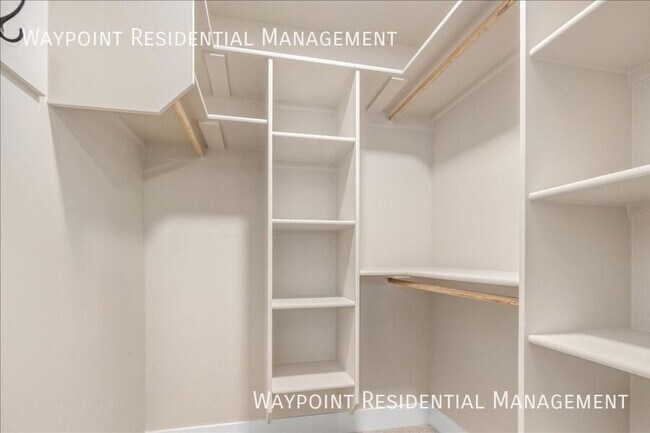 Building Photo - 1704 E Cutgrass Ln