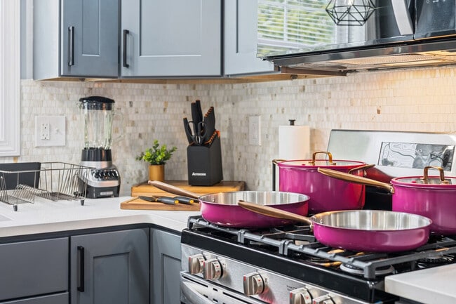 Building Photo - 109 Flora St