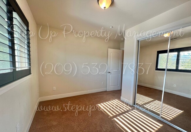 Building Photo - Elegant and Spacious 3-Bedroom Home with Modern Upgrades!