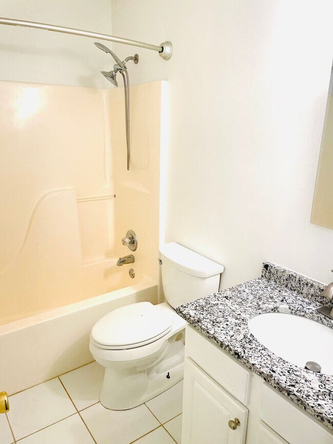 Building Photo - ** 3 Bed 2 Bath Located across from AUM **...