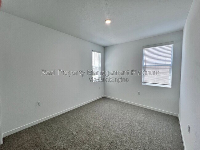 Building Photo - 883 Fruitwood Ave