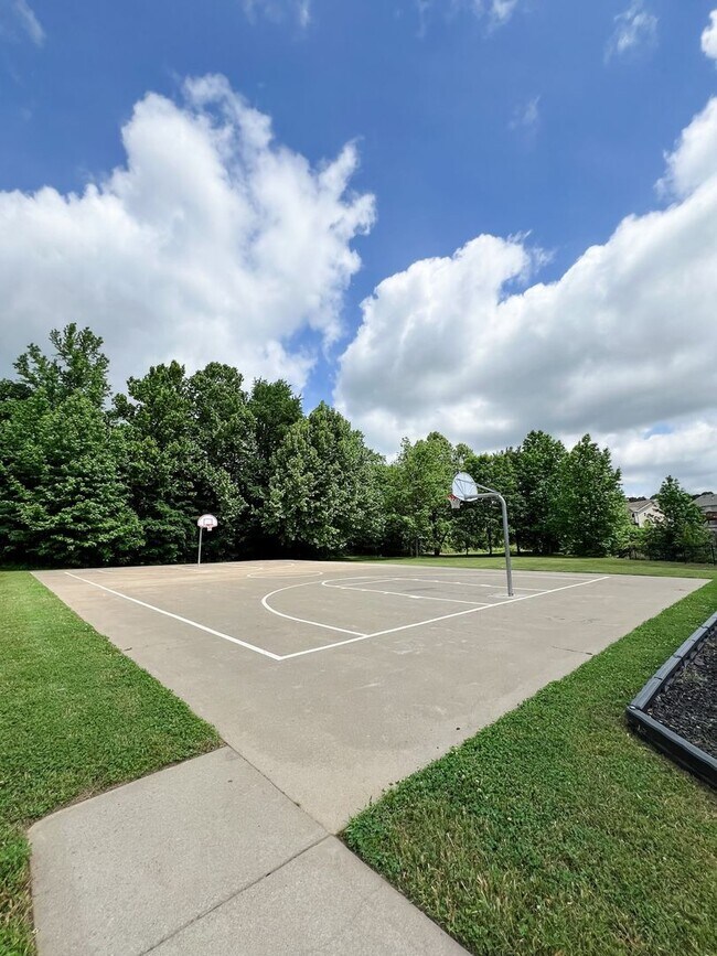 Building Photo - 702 Gleason Dr