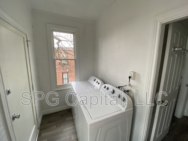 Building Photo - 226 S Pine St