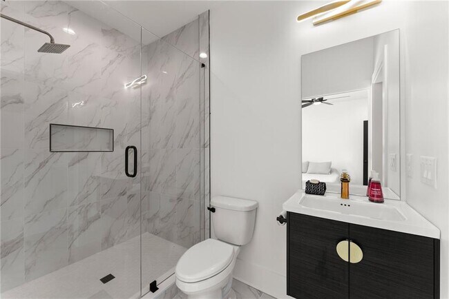 Building Photo - 151 S Pointe Dr