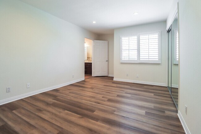 Building Photo - Tarzana 4BR w/downstairs bed + bath, POOL + basketball hoop!