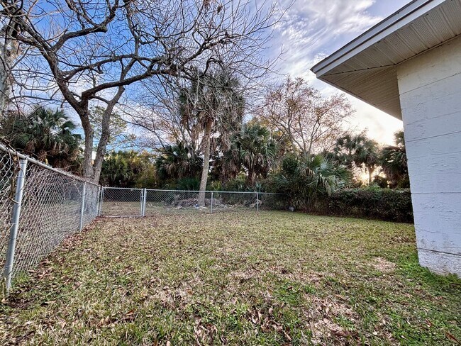 Building Photo - 415 Romana