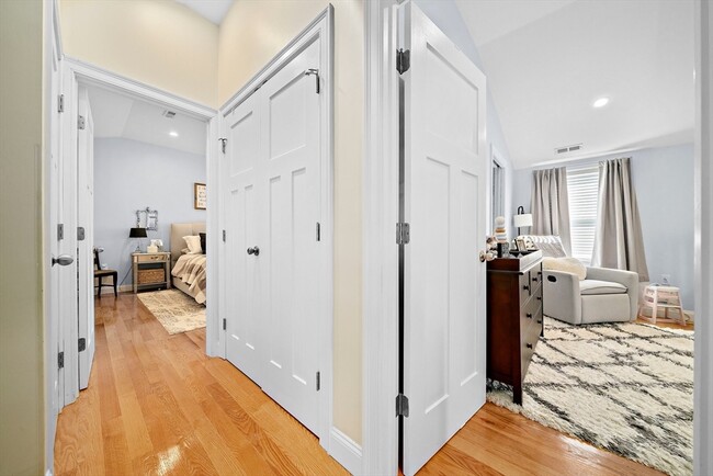 Building Photo - 11 Mason St