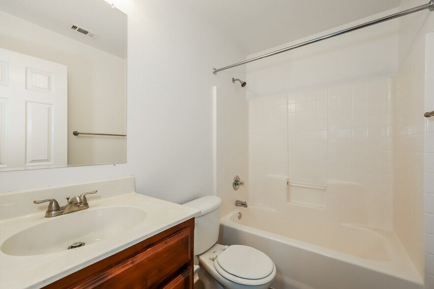 Building Photo - 1204 Boxwood Dr