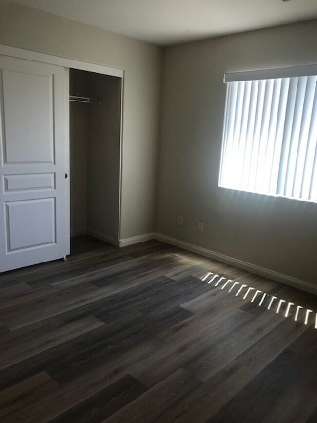 Building Photo - GATED COMMUNITY- FULLY REMODELED!