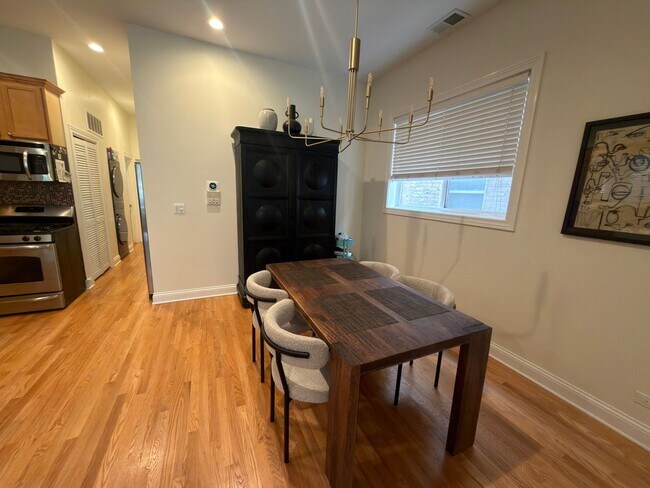 Building Photo - Beautifully updated & maintained 2 bed/2 bath Noble Square condo in an intimate 3 unit building.