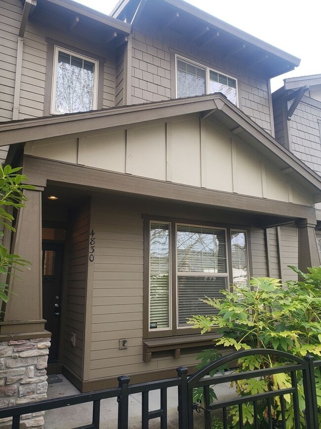 Building Photo - Wonderful Townhouse in Bethany/ NW Portland